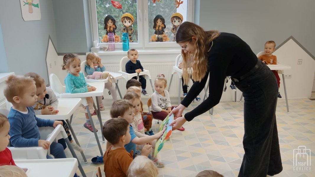 Biblioteka Gorlice, Dzieci oglądaja książkę